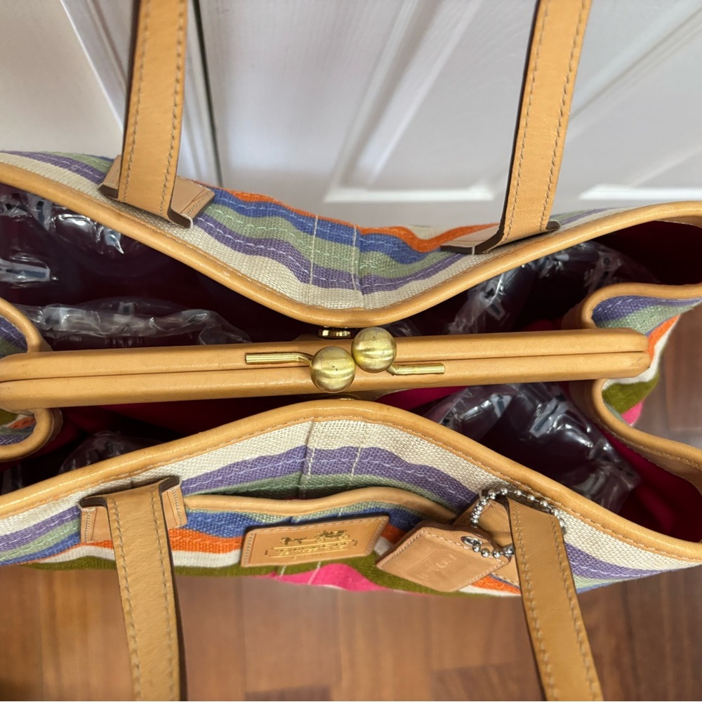 Coach M0871-13487 Hamptons 10th Anniv Limited Ed Heritage Stripe Kiss Lock EUC - Picture 7 of 14